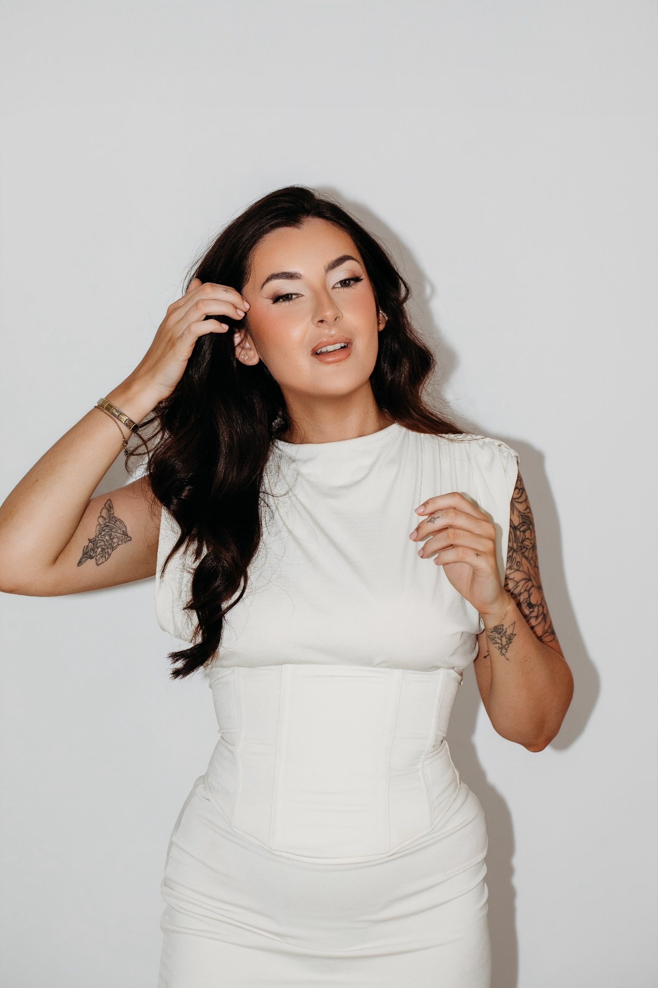 Bride in ivory with soft waves